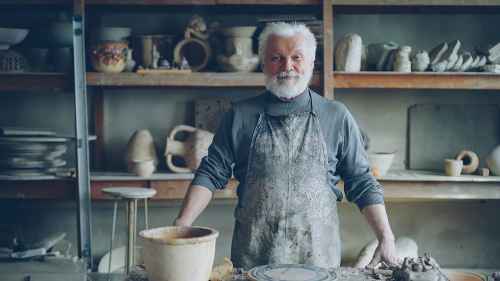 Artisan dans son atelier