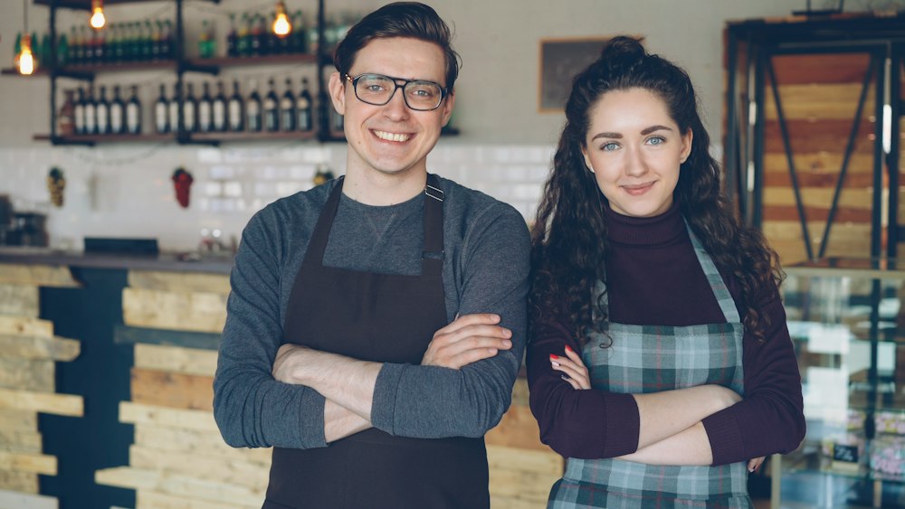 Deux associés fiers de leur commerce