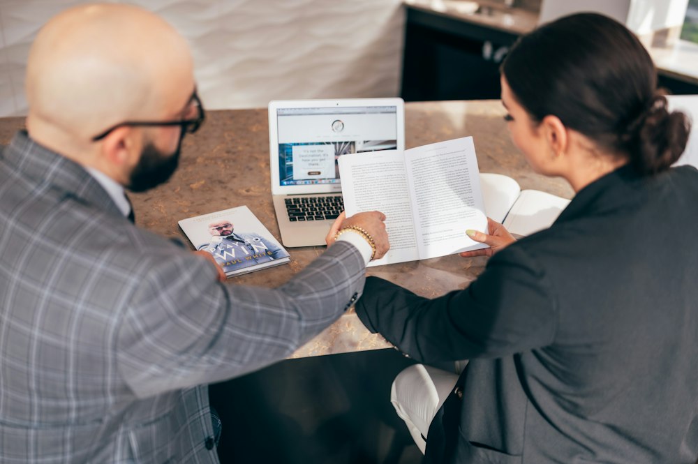 Dirigeant consultant des documents juridiques