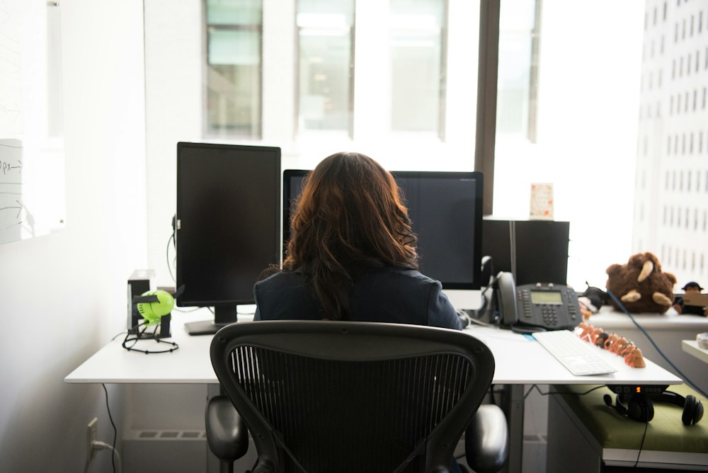 Dirigeante à son bureau
