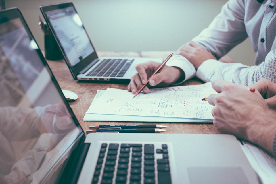 Pacte d’associés : à quoi il sert et quelles clauses y prévoir